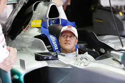 Michael Schumacher sitzt im Cockpit eines Rennautos.