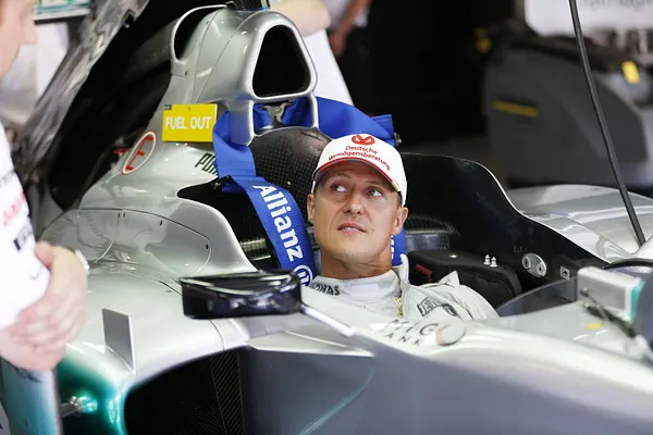 Michael Schumacher sitzt im Cockpit eines Rennautos.