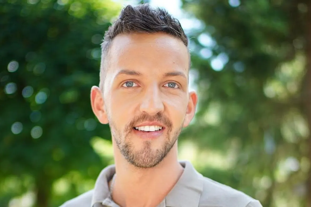 Michael Kaufmann, der 2022 an "Bauer sucht Frau" teilnahm, lächelt in die Kamera.