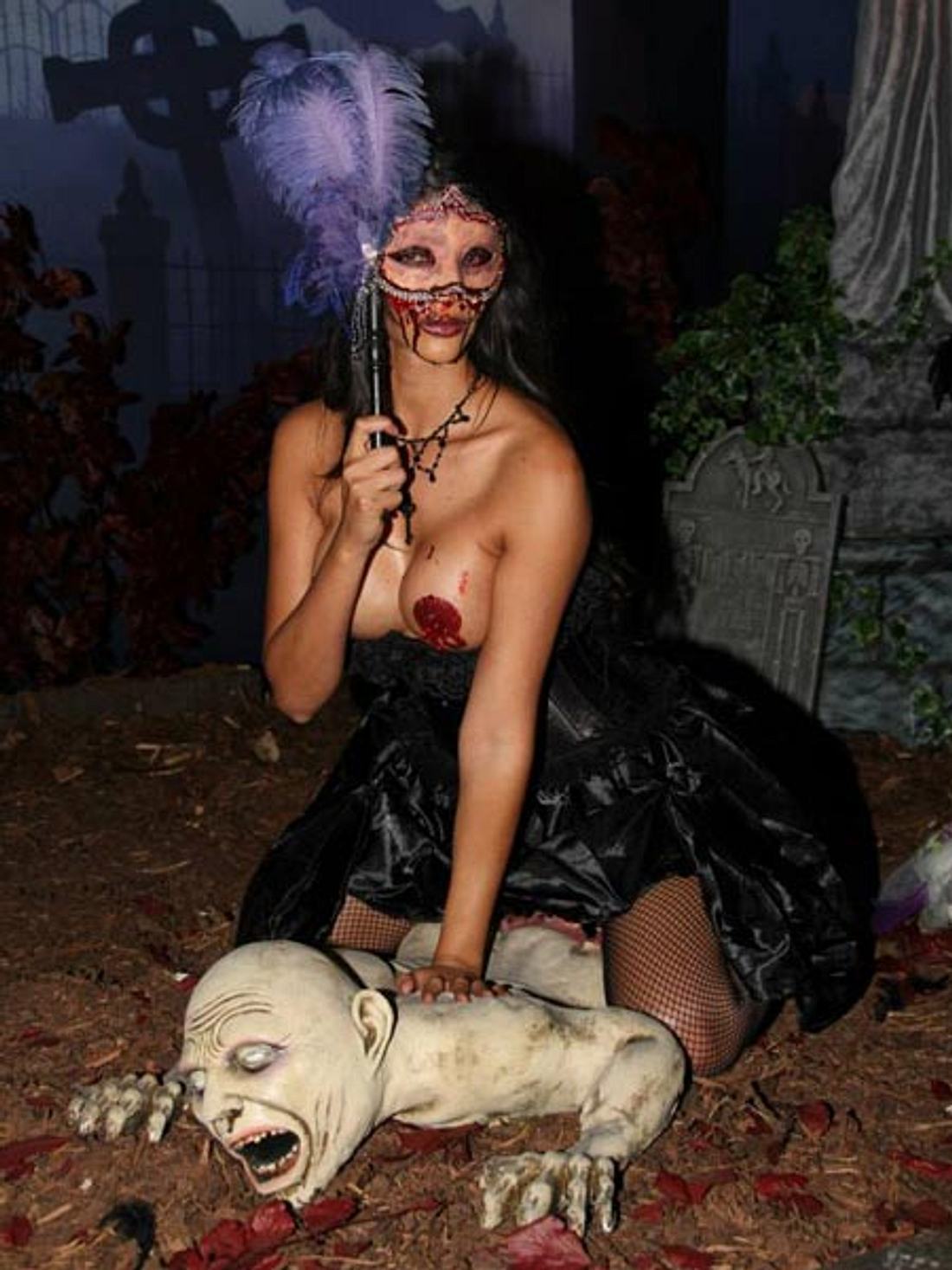 Micaela Schäfer zeigt ihr freizügiges Halloween-Kostüm