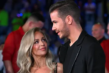 Michelle schaut Eric Philippi verliebt an. Trotzdem muss sie auf die große Traumhochzeit leider noch ein bisschen warten.