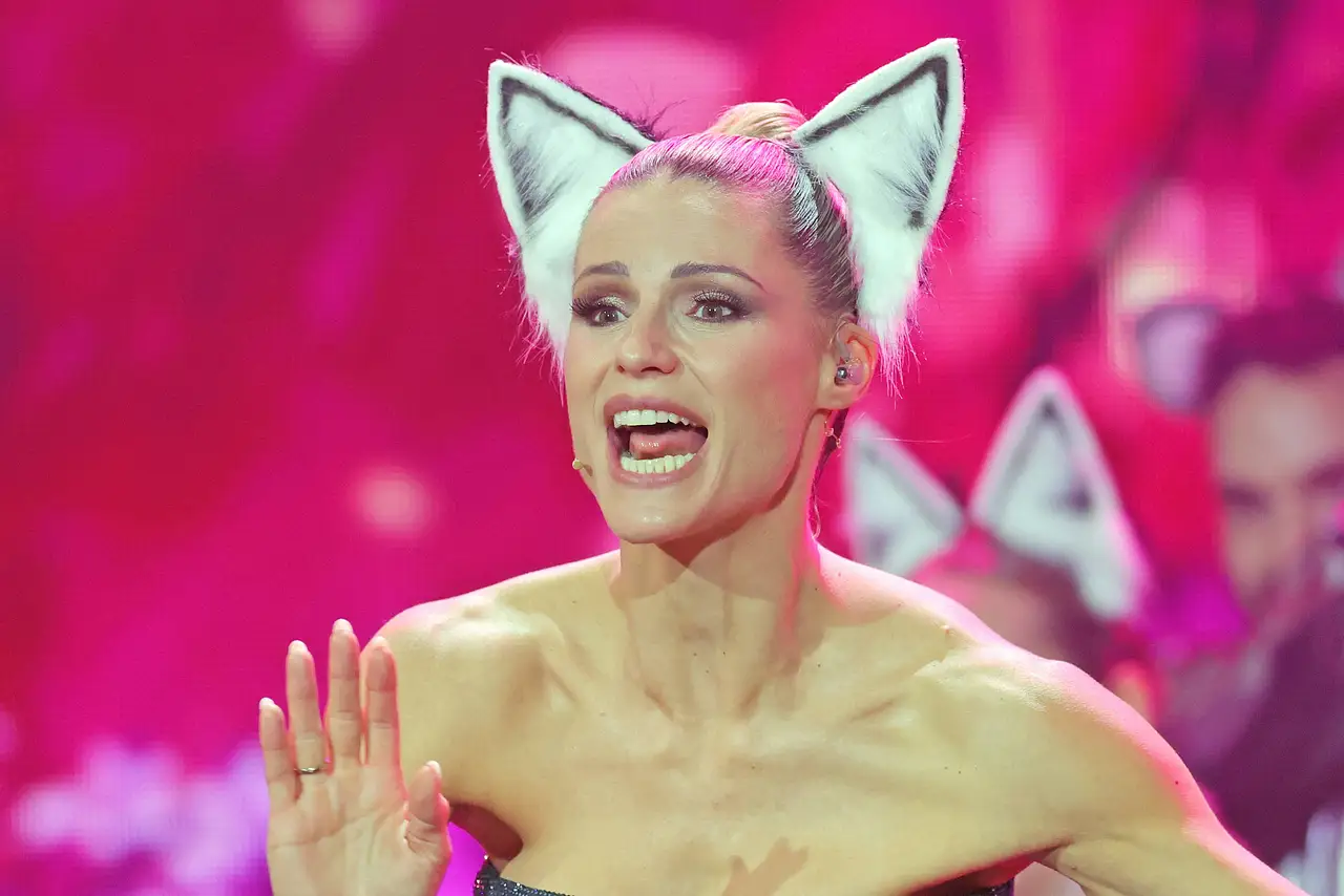 michelle-hunziker-enttaeuscht-vom-ex-imago785622878 Michelle Hunziker spricht und gestikuliert wild und trägt Katzenohren. - Foto: IMAGO / Bildagentur Monn