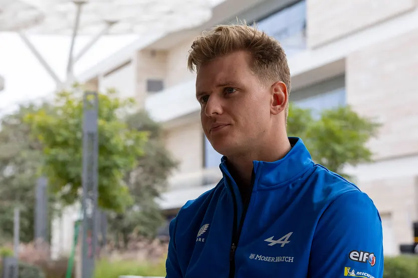 Mick Schumacher blickt ernst in die Ferne.