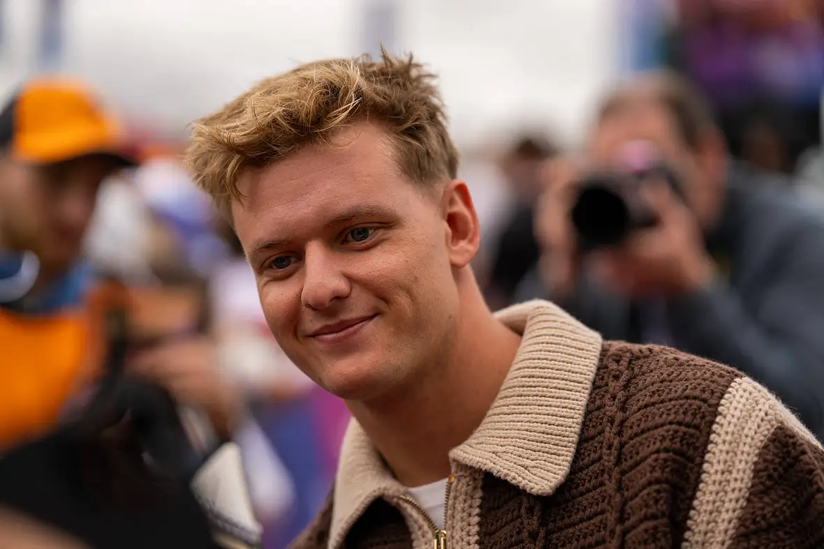 Mick Schumacher lächelt in die Ferne.