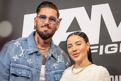 Mike Heiter und Leyla Lahouar lächeln in die Kamera.
