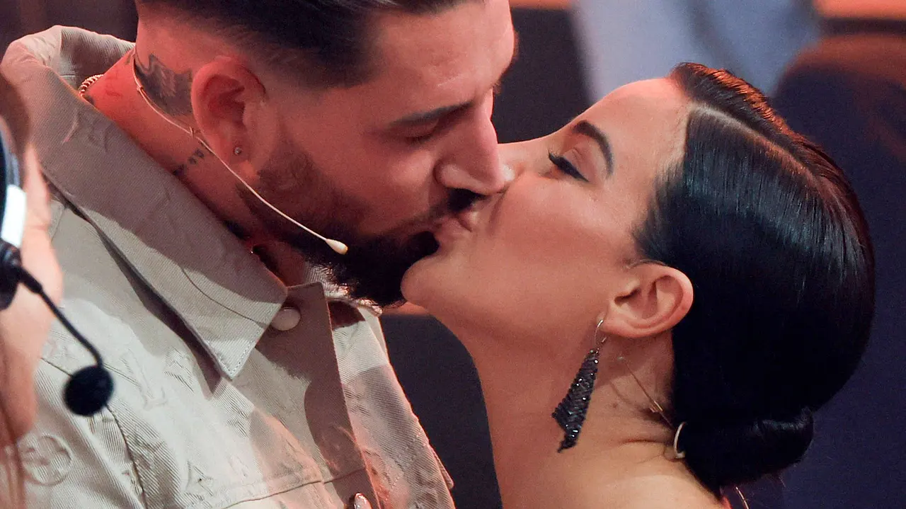 Mike Heiter unterstützt seine Leyla Mike und Leyla küssen sich am Rande von Lets Dance - Foto: IMAGO / Future Image
