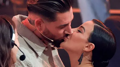 Mike und Leyla küssen sich am Rande von "Let's Dance"