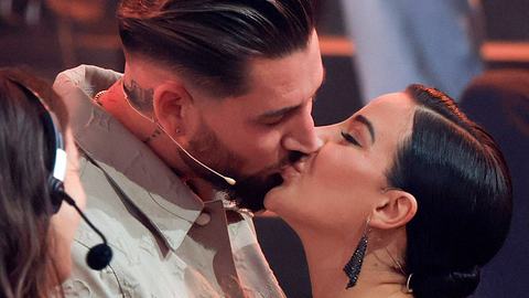 Mike und Leyla küssen sich am Rande von Lets Dance - Foto:  IMAGO / Future Image