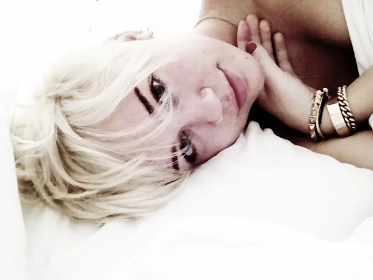 Haare ab! - Die neue Frisur von Miley Cyrus'Die platinblonden Haare, die dunklen Augenbrauen und ihre neue Vorliebe für roten Lippenstift erinnern ein bisschen an Gwen Stefani. Haare ab! - Die neue Frisur von Miley CyrusDie platinblonden Haare, die dunklen Augenbrauen und ihre neue Vorliebe für roten Lippenstift erinnern ein bisschen an Gwen Stefani. - Foto: Twitter