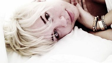 Haare ab! - Die neue Frisur von Miley CyrusDie platinblonden Haare, die dunklen Augenbrauen und ihre neue Vorliebe für roten Lippenstift erinnern ein bisschen an Gwen Stefani. - Foto: Twitter