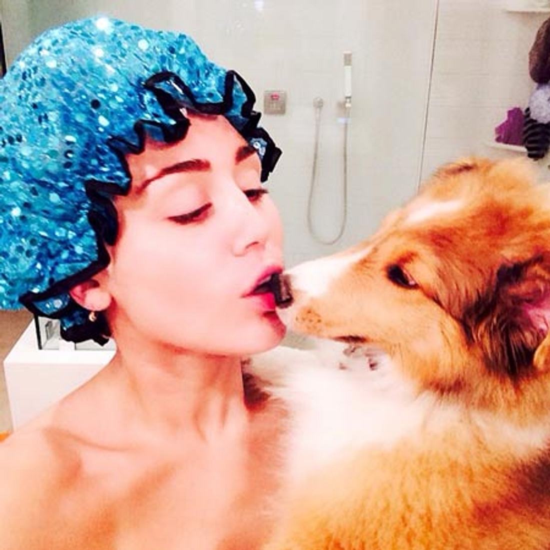 Miley Cyrus knutscht mit ihrem Hund