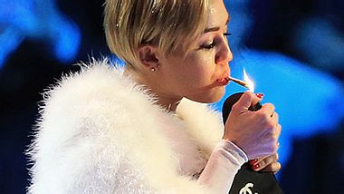 Miley Cyrus kiffte auf der Bühne - das könnte nun Folgen haben - Foto: AFP / Getty Images
