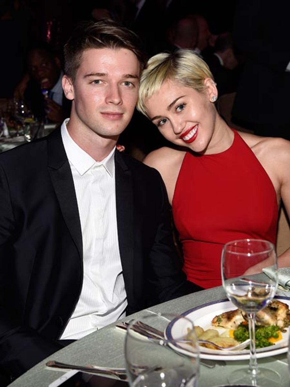 Miley Cyrus und Patrick Schwarzenegger waren gemeinsam beim Dinner.