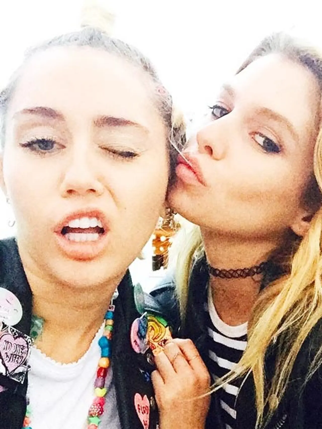 Miley schnappt sich das Unterwäsche-Model Miley schnappt sich das Unterwäsche-Model - Foto: Instagram / Miley Cyrus