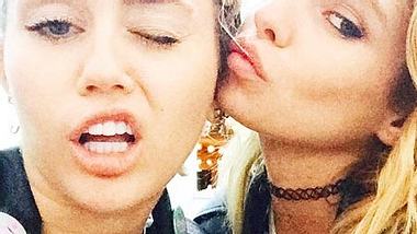 Miley schnappt sich das Unterwäsche-Model - Foto: Instagram / Miley Cyrus