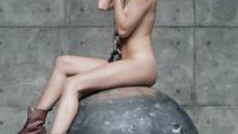 Miley Cyrus ist in ihrem neuen Video komplett nackt - Foto: Wrecking Ball/Screenshot