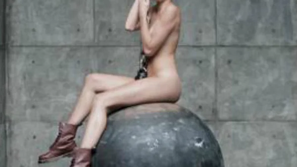 Miley Cyrus: "Kommt darüber hinweg, dass ich nackt bin und schaut in meine Augen!"