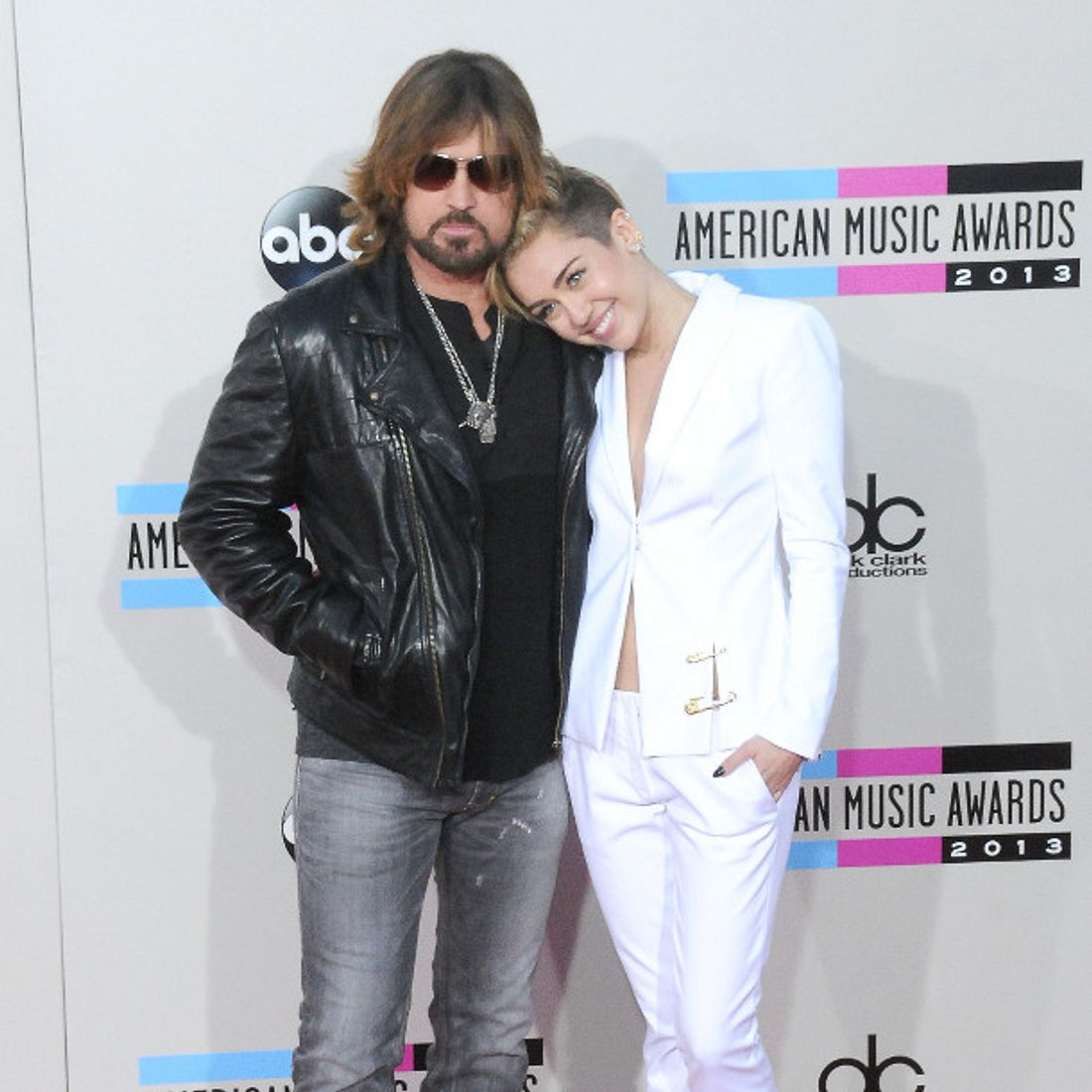 Miley Cyrus Singt Beruhrendes Duett Mit Papa Billy Ray Cyrus Intouch