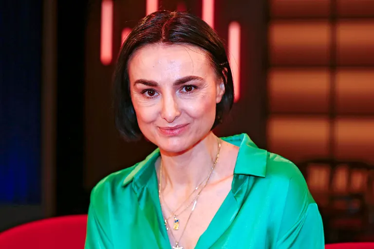 Mimi Fiedler bei der Aufzeichnung der WDR-Talkshow Kölner Treff in grüner Bluse und mit einem Schmunzeln auf den Lippen. 