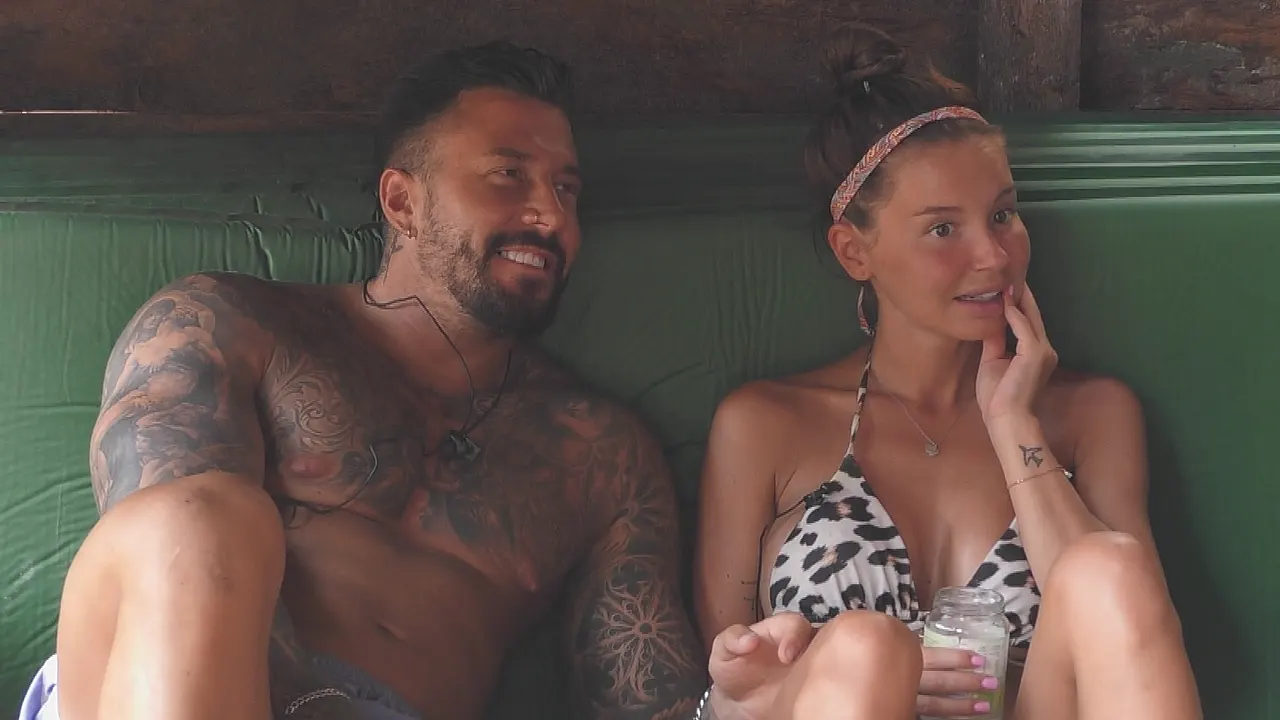 Mischa Mayer und Adela Smajic flirten bei "Promi Big Brother" Mischa Mayer und Adela Smajic flirten bei Promi Big Brother - Foto: SAT.1