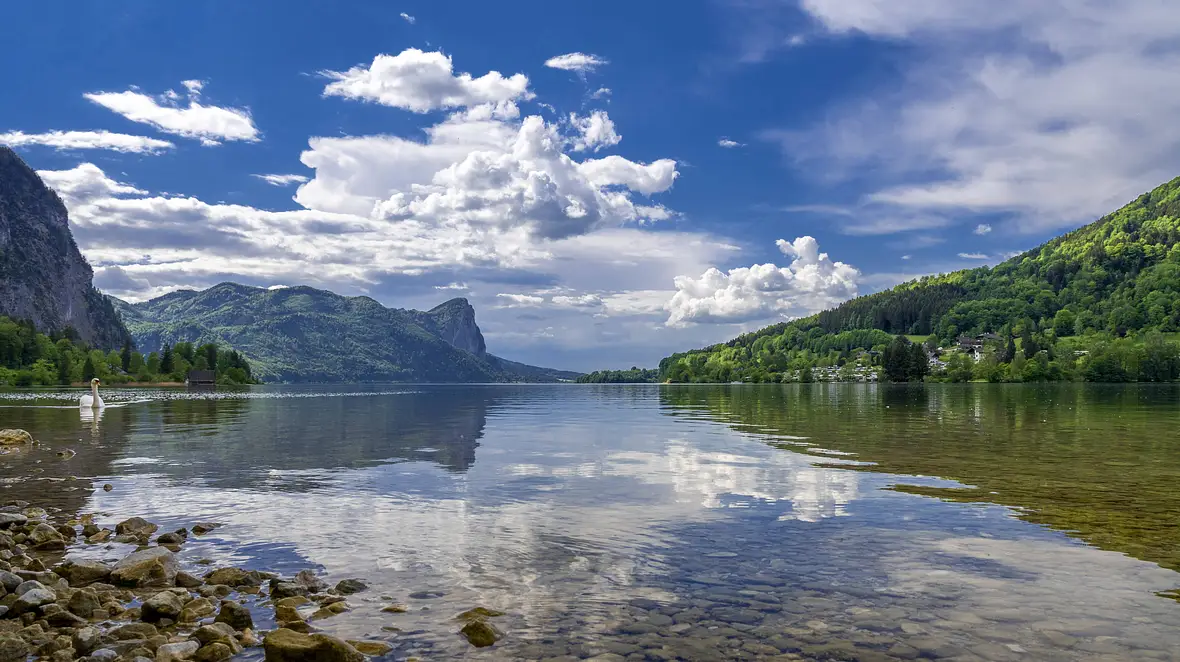 Mondsee mit Salzkammergut-Bergen Mondsee mit Salzkammergut-Bergen