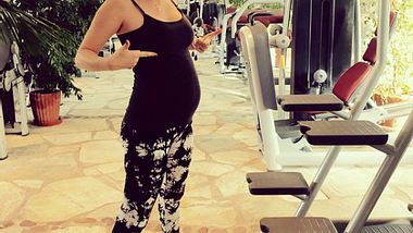 Monica Ivancan geht auch mit Babybauch noch zum Fitness - Foto: Instagram/ monicaivancan