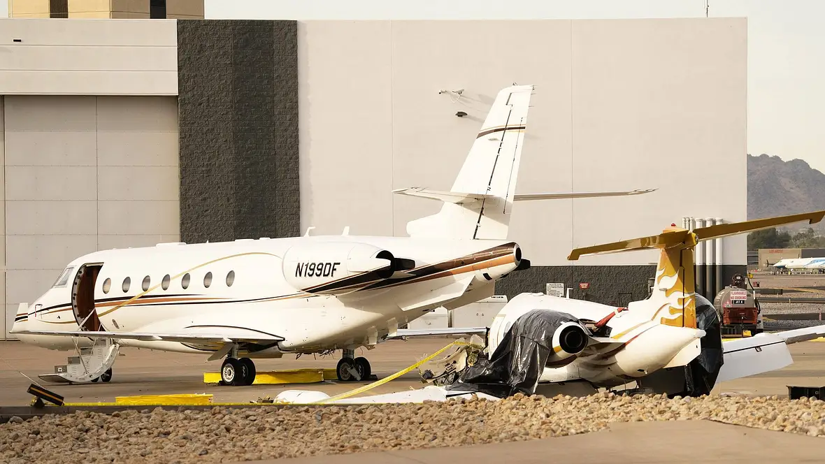 Ein Flugzeugunfall auf dem Flughafen Scotsdale in den USA Ein Flugzeugunfall auf dem Flughafen Scotsdale in den USA