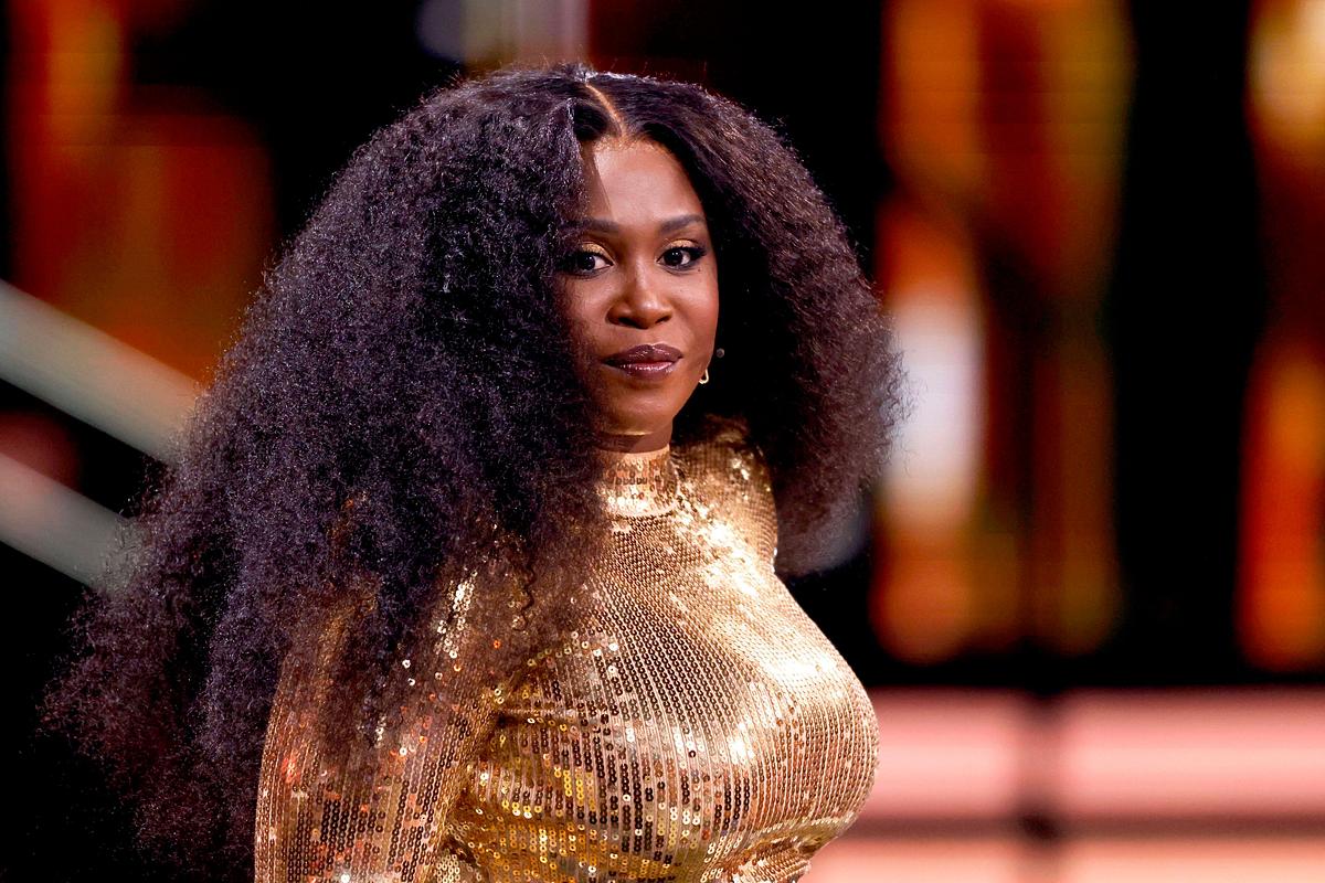 Motsi mabuse im goldenen Kleid