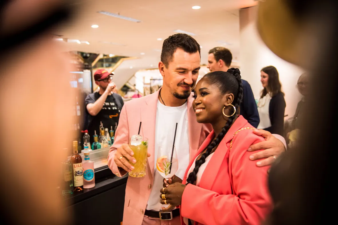"Let's Dance"- Star Motsi Mabuse kuschelt verliebt mit ihrem Ehemann Evgenij Voznyuk. Sie stoßen mit Drinks an. 