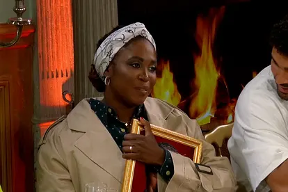 Motsi Mabuse mit ernstem Blick im Trenchcoat während der Staffel "Die Verräter".