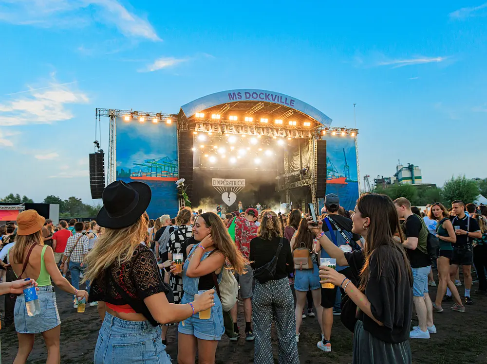 Dockville Mainstaige mit Menschen im Vordergrund Dockville Mainstaige mit Menschen im Vordergrund