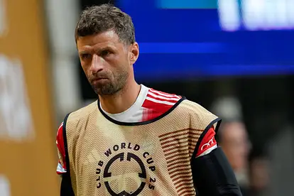Thomas Müller schaut grimmig in die Ferne.