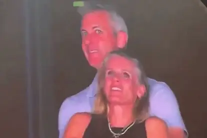 CEO Andy Byron und seine Affäre eng umschlungen, in dem Moment als sie von der Coldplay-Kiss-Cam erwischt wurden.