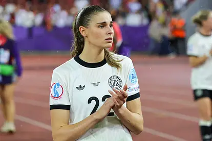 Jule Brand steht im Nationaltrikot, mit Tränen in den Augen im Stadion und klatscht in die Hände