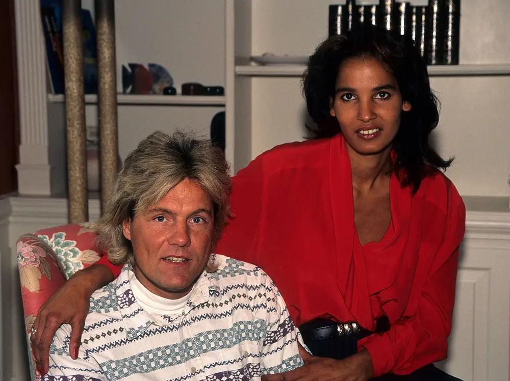 Naddel und Dieter Bohlen sitzen auf einem Sessel und schauen in die Kamera. Naddel und Dieter Bohlen sitzen auf einem Sessel und schauen in die Kamera.