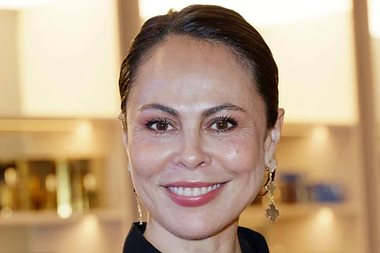 Natalia Yegorova strahlt in die Kamera. Im Netz spricht sie offen über das Leben einer Frau ab 50.