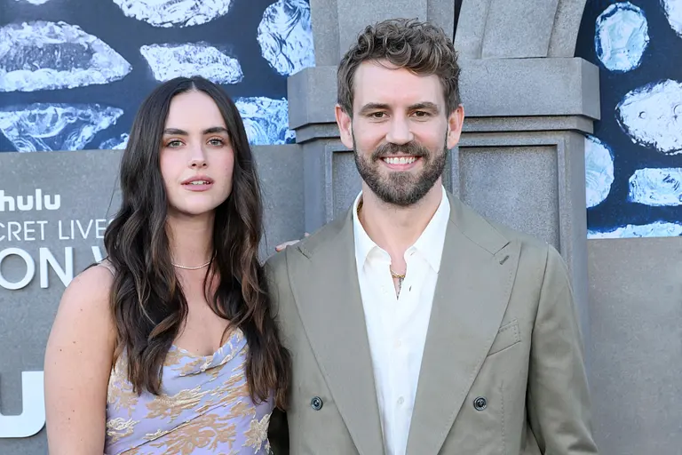 Natalie Joy und Nick Viall posieren auf dem roten Teppich 