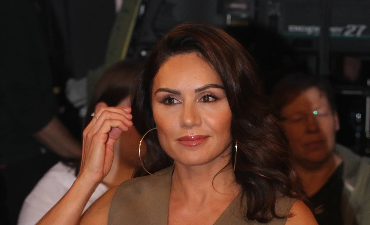 nazan-eckes-neues-leben-trennung Nazan Eckes sitzt in einer TV-Talkshow und streicht sich mit der Hand durch die Haare, während sie nachdenklich in die Kamera schaut - Foto: https://www.wunderweib.de/maxton-hall-keine-staffel-3-jetzt-herrscht-endlich-gewissheit-128818.html