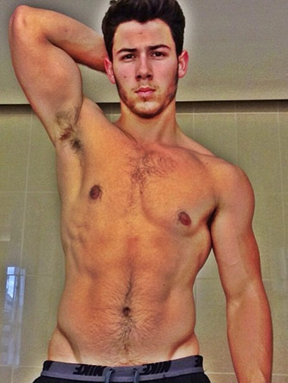 Nick Jonas posiert nackt