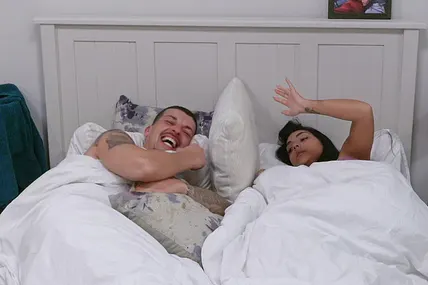 Nico Müller und Jennifer Iglesias liegen bei "Prominent getrennt" gemeinsam im Bett, ihre Bereiche durch ein Kissen aufgeteilt.