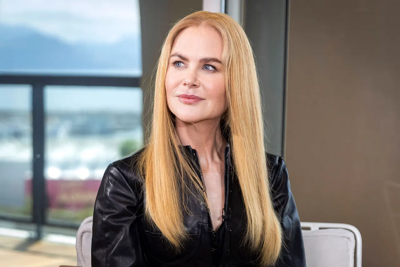 nicole-kidman-haare-imago819503749 Nicole Kidman sitzt und lächelt. Ihre Haare trägt sie offen. - Foto: IMAGO / Bestimage / Rindoff