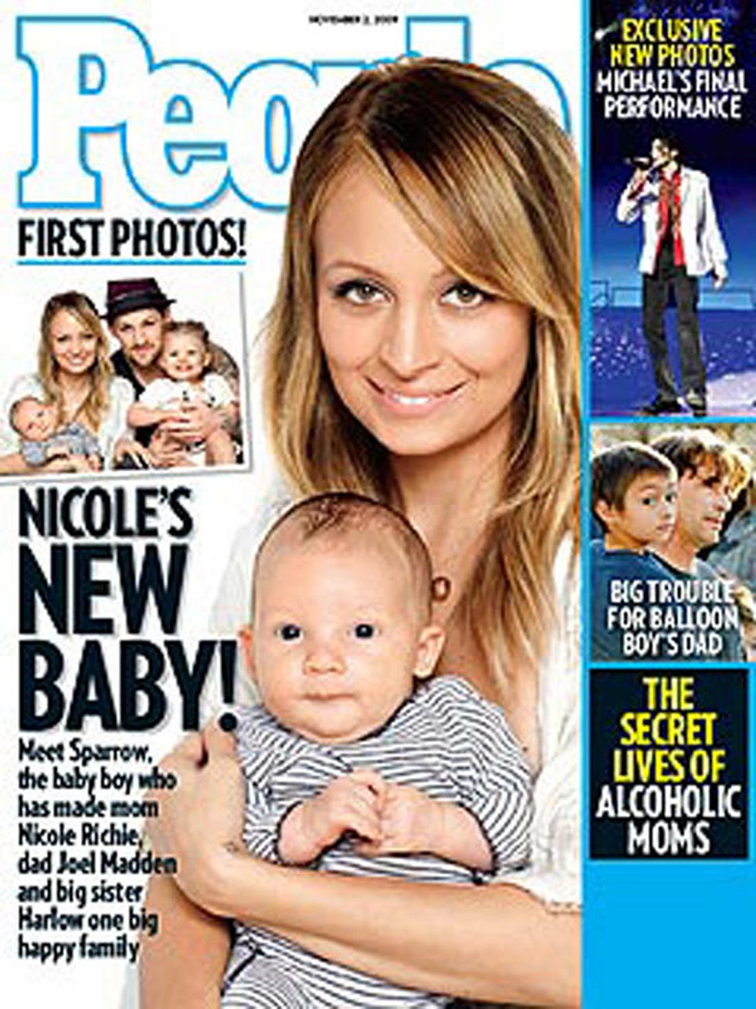 Kleiner Cover-Stars: Baby Sparrow in den Armen von Mami Nicole Richie