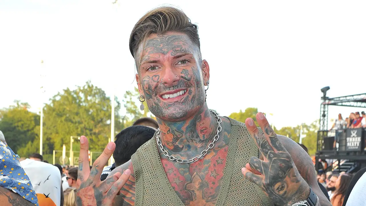 Nikola Glumac peinliche Penis Peepshow Nikola Glumac lächelt in die Kamera und zeigt zwei Peace Zeichen - Foto: IMAGO / STAR-MEDIA