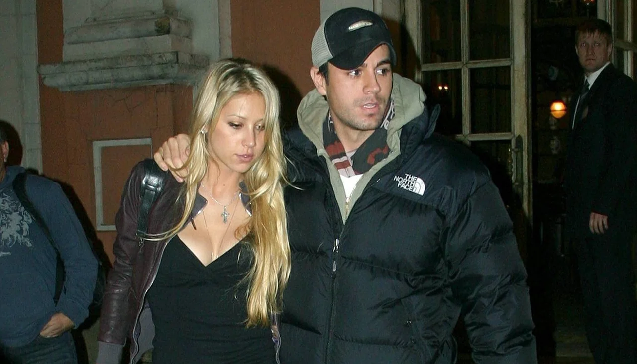nna-kurnikova-viertes-kind Anna Kournikova und Enrique Iglesias laufen Arm in Arm. - Foto: IMAGO / Eastnews