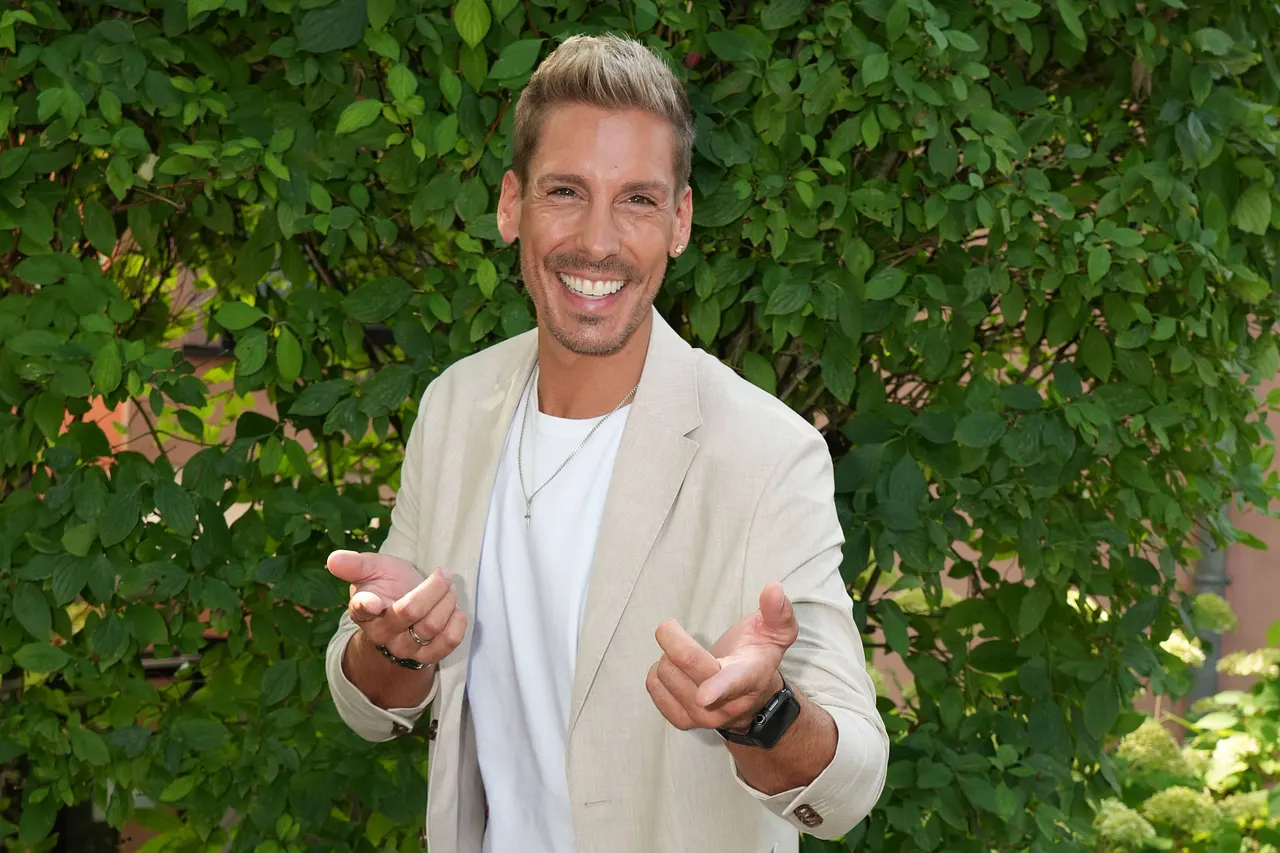 Norman Langen ist sichtlich erfreut über sein Babyglück Norman Langen posiert für ein Fotoshooting - Foto: IMAGO