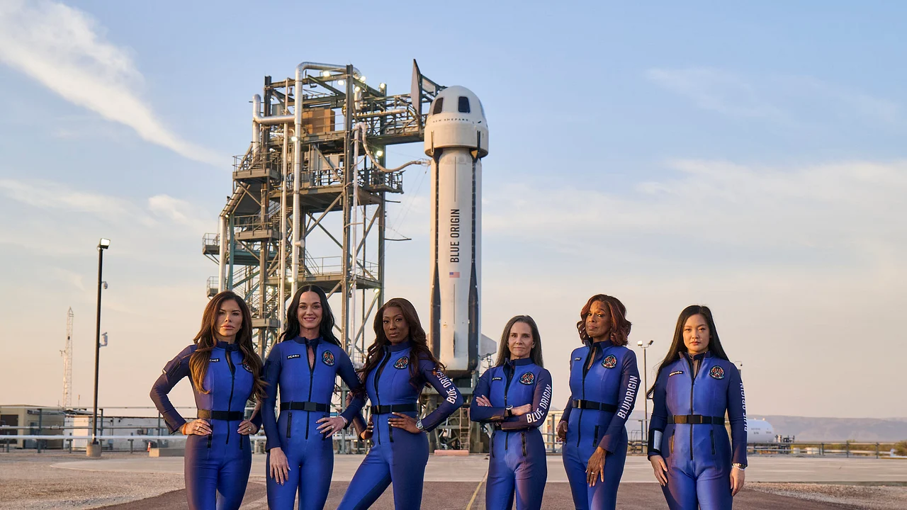 Die „NS-31“-Crew vor ihrem Flug ins All: Lauren Sánchez, Katy Perry, Aisha Bowe, Kerianne Flynn, Gayle King und Amanda Nguyễn (v.l.) vor der „Penis-Rakete“ von Jeff Bezos.