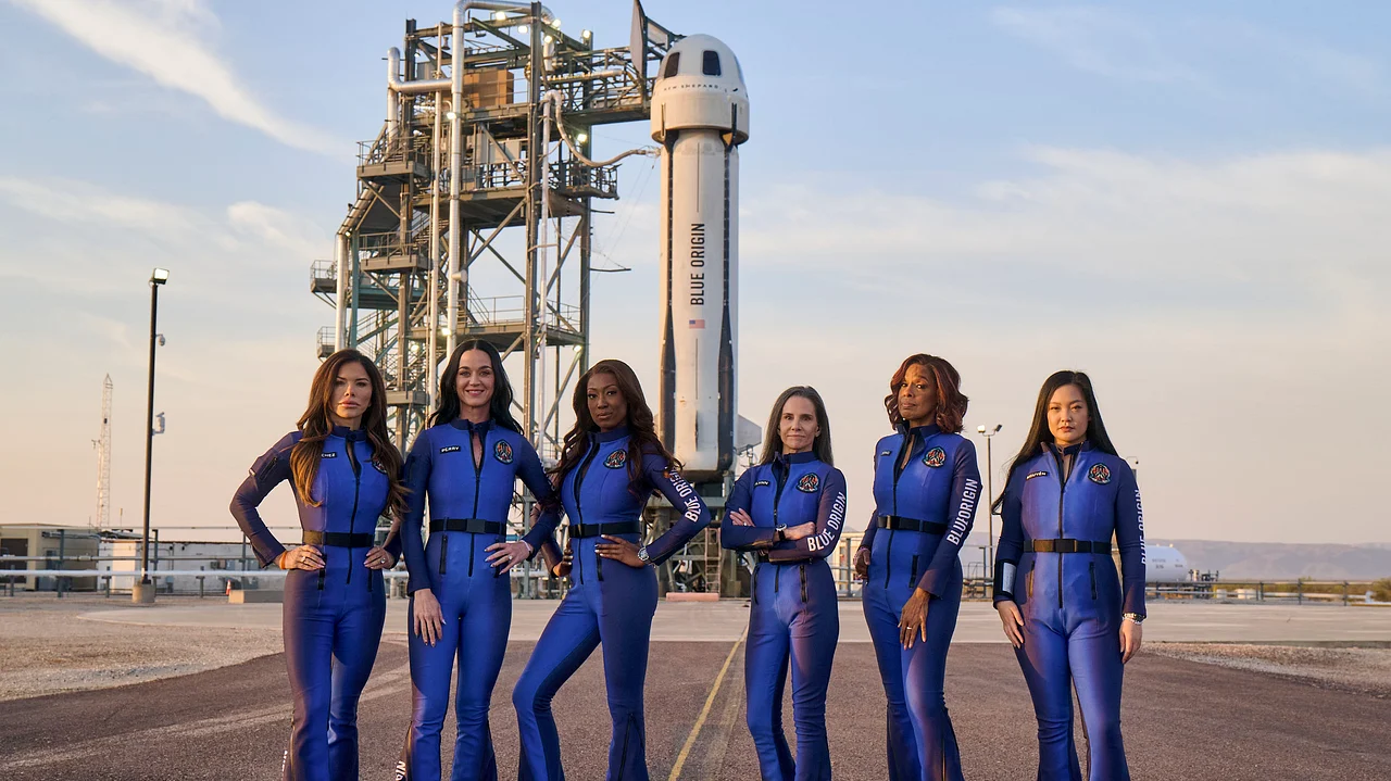 Blue-Origin-Frauen-Crew Die „NS-31“-Crew vor ihrem Flug ins All: Lauren Sánchez, Katy Perry, Aisha Bowe, Kerianne Flynn, Gayle King und Amanda Nguyễn (v.l.) vor der „Penis-Rakete“ von Jeff Bezos. - Foto: Blue Origin