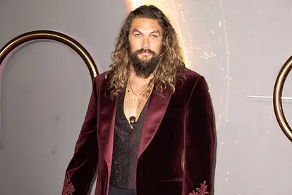 Jason Momoa auf dem roten Teppich.