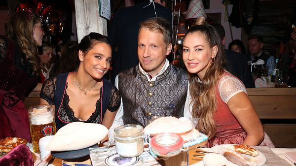 Oliver Pocher & Amira Pocher & Sandy Meyer-Wölden - Foto: Gisela Schober/Getty Images