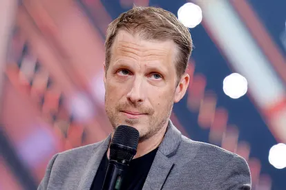 Oliver Pocher, hier ernst vor einem Mikrofon stehend, ist sauer auf seine TV-Kollegen Joko und Klaas.